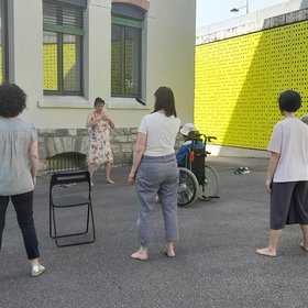 Personnes en train de faire du qi gong