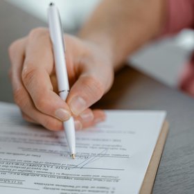Main signant un document