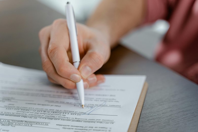 Succession Main signant un document