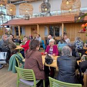 Die Gruppe sitzt nach der Führung gemütlich zusammen