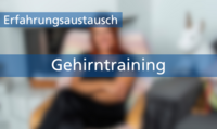 Zwei Textbanner über einem verschwommenen Bild einer Person: Erfahrungsaustausch: Gehirntraining