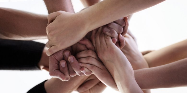 Plusieurs mains réunies