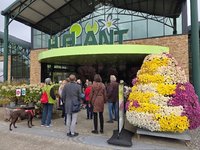 Huplant Haupteingang mit Mitgliedern FRAGILE