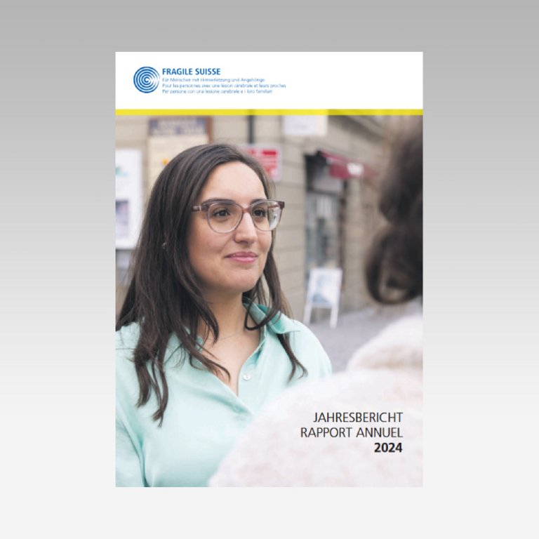 Titelseite des Jahresbericht 2024. Auf dem Bild ist eine junge Frau mit dunklen Haaren abgebildet.