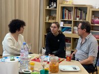 Trois personnes en pleine discussion